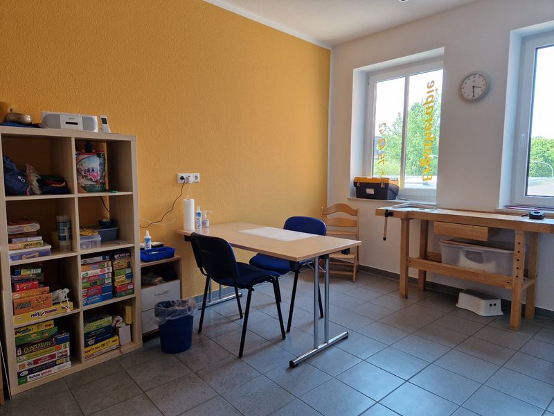 Therapieraum mit Spiel- und Materialregal